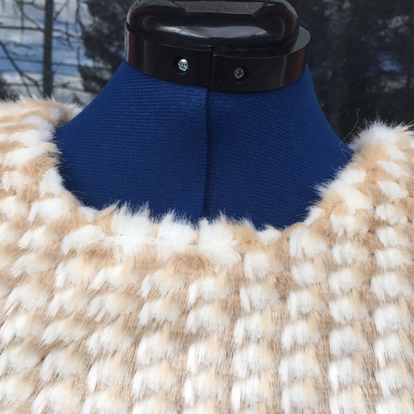 Faux fur crop top zipper back cream size Small - Picture 3 of 8